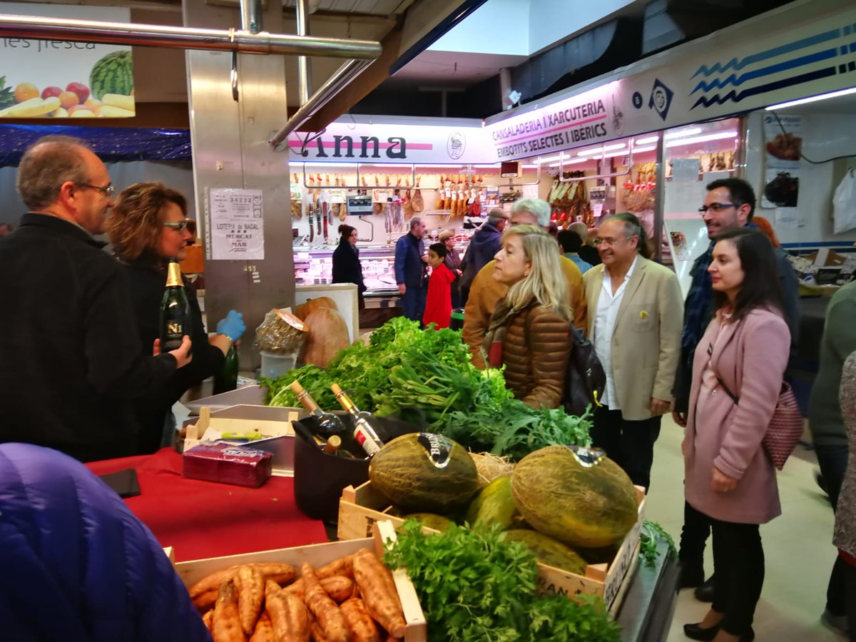 neuslloveras's tweet photo. Gran festa de la gastronomia autòctona, avui al Festival del Xató i Festa dels Mercats de #VNG. Treball conjunt de paradistes, comerços, productors i elaboradors, per promocionar els productes i el turisme del territori https://t.co/ce3zoHVmuG