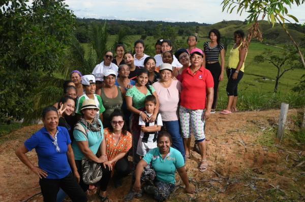 EEColombia2020's tweet photo. #PodCastColombia2020 🎙️A propósito del #25deNoviembre, cuando se conmemora el #DíaContraLaViolenciaDeGénero, damos a conocer la historia de las campesinas del Valle del Río Cimitarra. 

🔊 https://t.co/XoTttEsQri https://t.co/6zqdV7QOMS