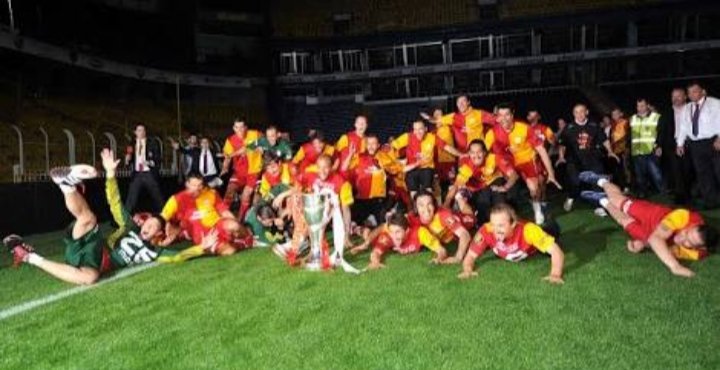 Galatasaray Kadiköy de Kupayi Kaldırdı !

Şükrü Saracoğlu Stadı'nda mutlu sona ulaşan Galatasaray, 2011-2012 şampiyonluk kupasını sahanın ortasında kaldırdı.