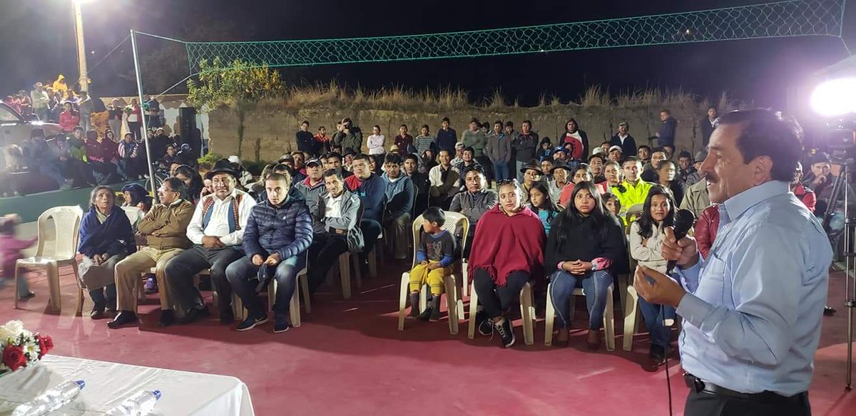 VinicioColomaR's tweet photo. La  comunidad de #Shacundo en la Parroquia #SanSimón Cantón #Guaranda, recibió la noche de ayer una funcional Cancha Deportiva construída con el apoyo de sus habitantes y la Junta Parroquial. Seguimos fomentando el deporte. #PrefecturaDeBolívarCumple https://t.co/7qmDDdYF2g