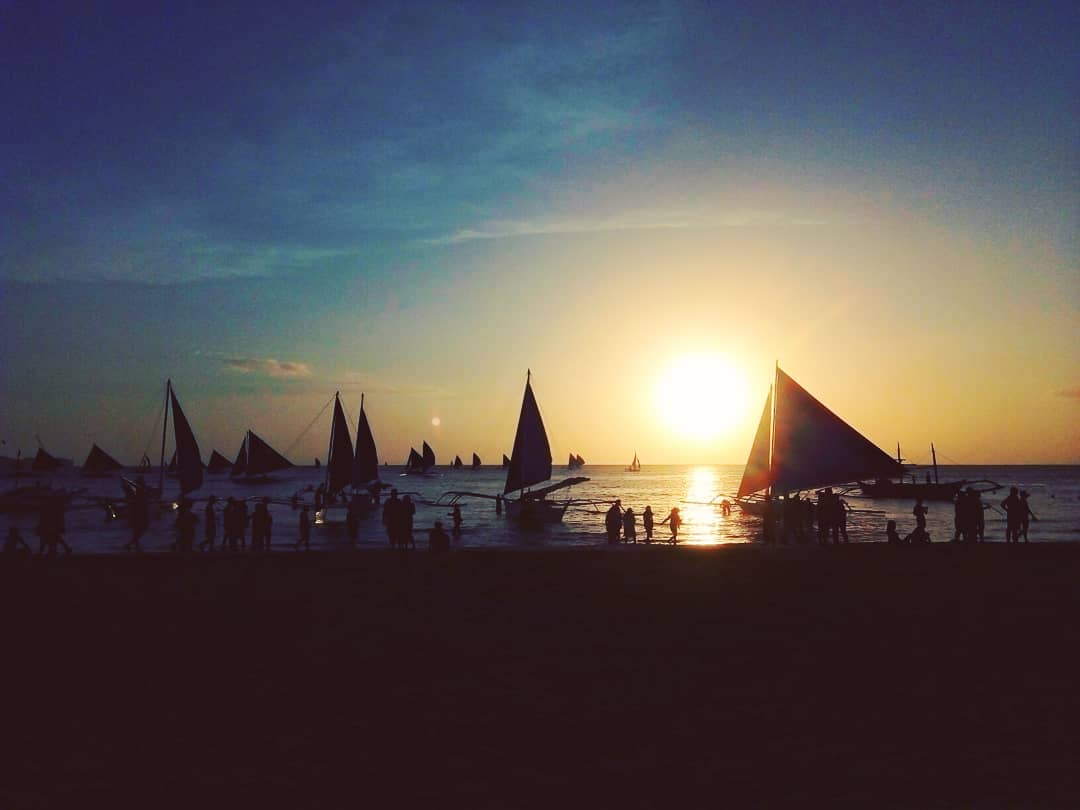 elainedunkcan's tweet photo. Meet me where the sky touches the sea ๐
๐ Boracay Island
#paraw #sunset https://t.co/NXNk8yutVN