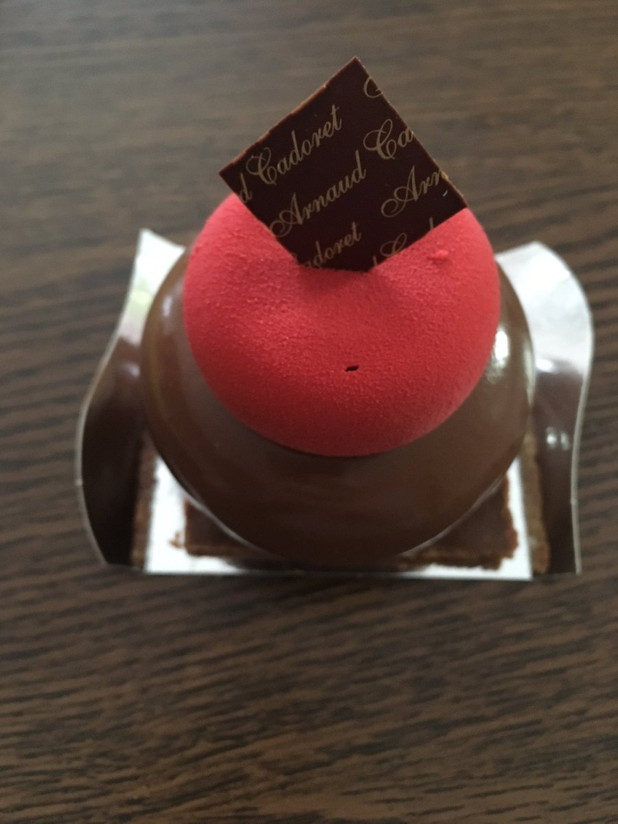 FelideaLibri's tweet photo. Dessert dominical dans la cuisine maternelle. Religieuse chocolat et framboise #Cadoret #Zola #Nantes https://t.co/sYQ667Gc2E