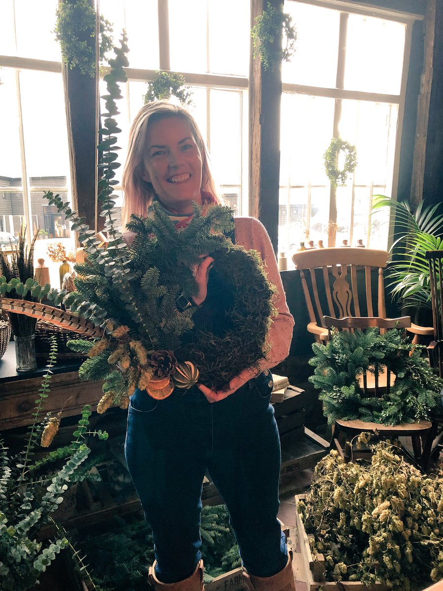 BBeeCollective's tweet photo. Getting properly into the festive season with @Basementflorist Christmas wreath making 🎄💚 https://t.co/WMuBetXcVx