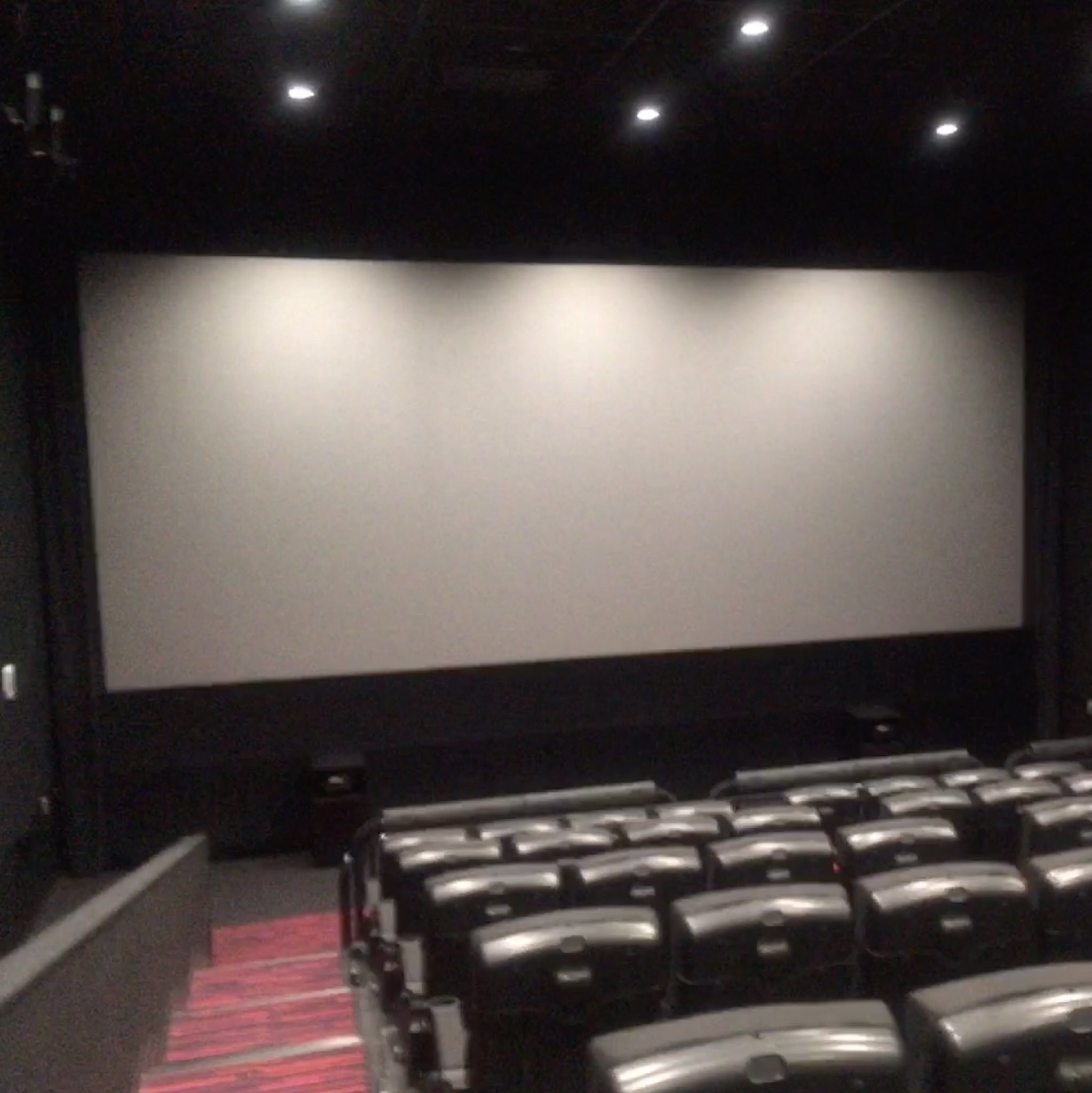 Macgy ユナイテッド シネマ 福岡ももち スクリーン4 4dx 座席表通り5番が中央 サラウンドはkcsの Sr 8 An サイド各4 リア各2 構造上レフトサイド4本目は出っ張った位置にあり リアの配置も左右非対称 3dはreald Xl 4dxエフェクトは熱風対応