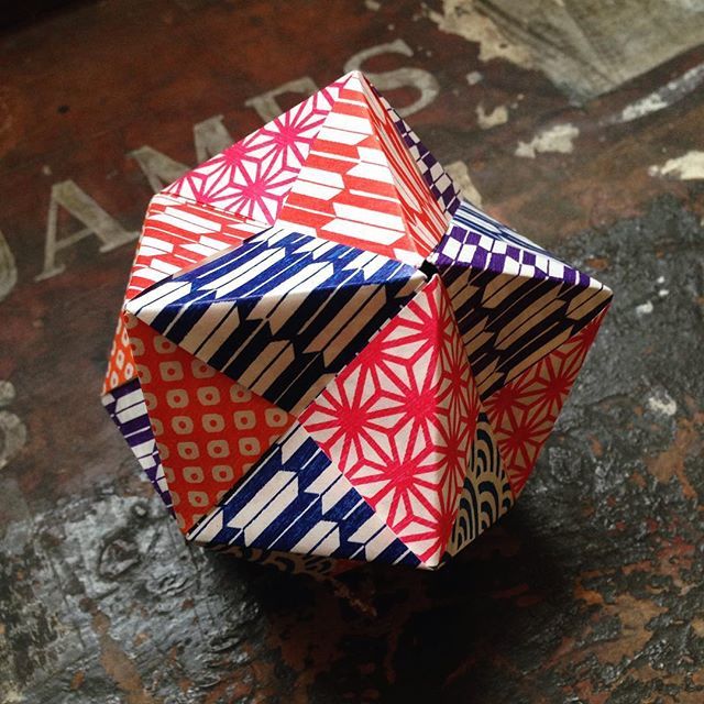 mostlyflat's tweet photo. Got bored of being ill yesterday so I taught myself some modular origami. Here is my favourite (see more over on my stories).
.
.
.
#origami #modular #polyhedra #geometric #geometricsolids #repetition #decoration #ecofriendly #christmasdecor https://t.co/LB0ofN3QPY https://t.co/jjRtHthoDV
