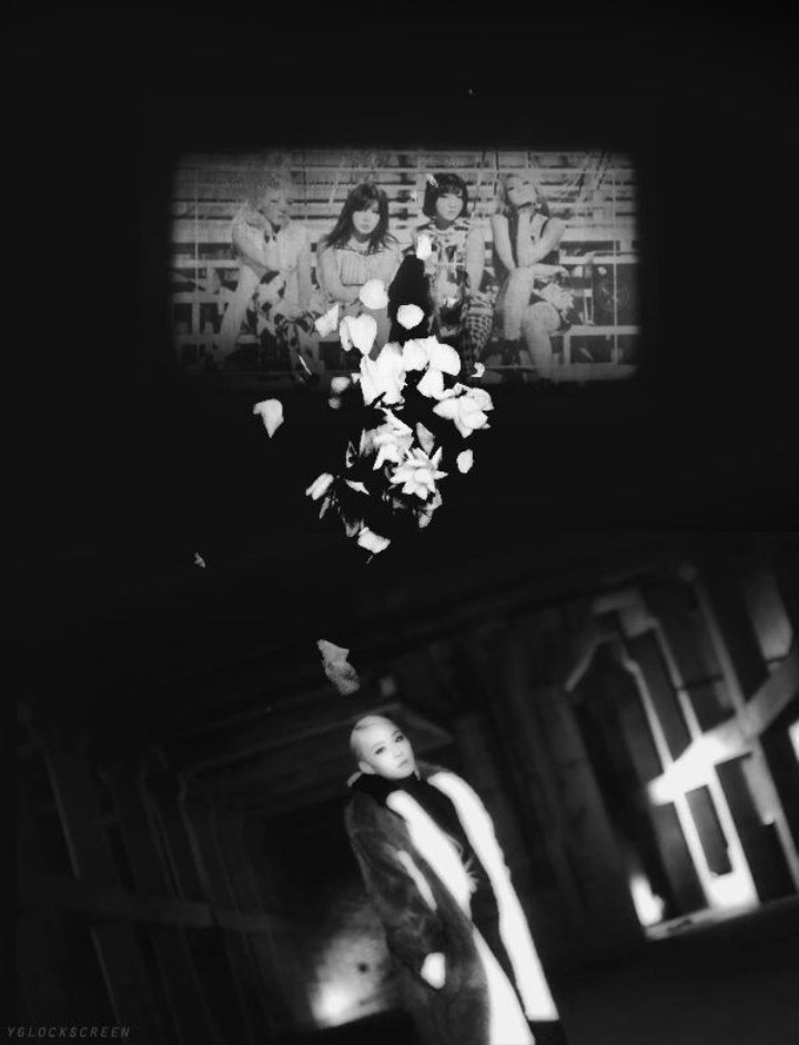 Hala şaka gibi geliyor sanki bu gün comback yapçaklarmış gibi😭😢😤😞😔🙁😓😑 duygumu ifade edicek emoji kalmadı aynı kelimeler gibi..
#2NE1_2ndDeathversary 
#2NE1_2ndDeathversaryParty 
#2NE1