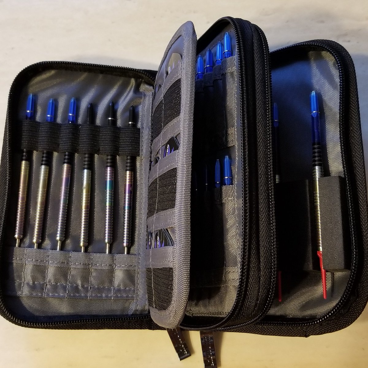 TheSilencer170's tweet photo. What's in your darts case? 

Mine:
2 sets 21 gram Silencer Steel tips
1 Set 18 gram Silencer Soft tips
6 Sets of Signature Flights
1 Winmau broken shaft extractor 
1 Winmau Diamond Pro Sharpener 
4 Sets of Prism Force Stems
60 Soft Tip points

This @Winmau Urban X case rocks! https://t.co/0dbd4FpFih