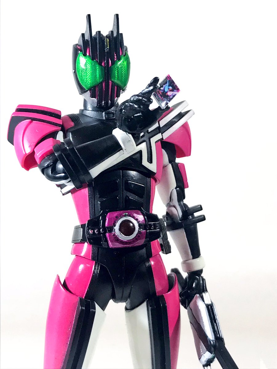 ラダ 真骨彫のベルトが余っていたのでネオディケイドライバー 仮 にしてみました 塗装後 各ライダーマークを並べたデカールを貼っています 2期にも変身できるなんていうオタクの妄想をひっさげて帰ってくるなんて思いませんでした 改めて井上正大さん