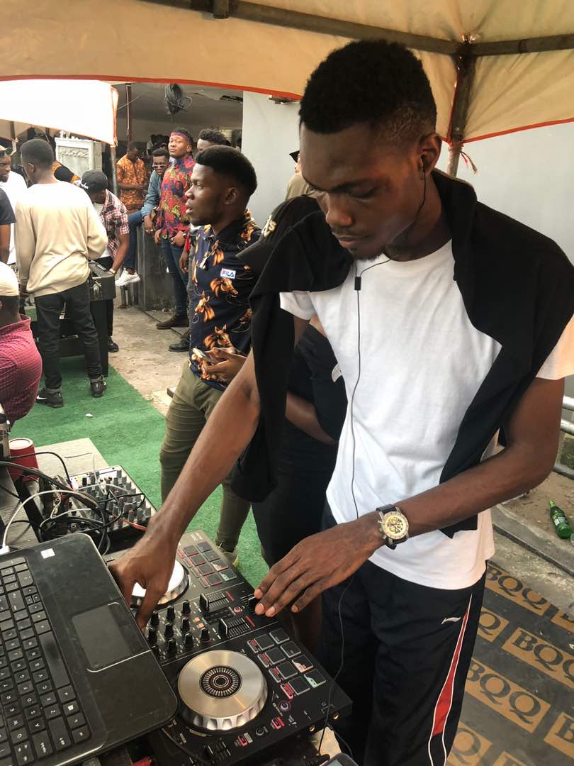 tara_thecreator's tweet photo. @officialdjsavy slammed back to back @Ph_specials social Media Hangout
#SocialmediaHangout #kobomedlyn #djsavy https://t.co/PdJLIQypCd