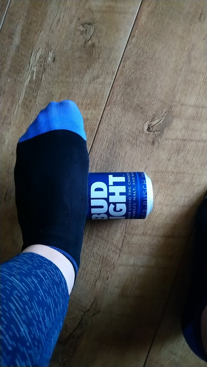 Claire_MCR's tweet photo. Woohoo!!!! 15km #SundayRunday PB 🎉🏃 all my new gear from my birthday haul so truly ready to hit winter training in full force...also foam roller was can of bud light...nice n cold too 🤦🏼‍♀️😂 #ukrunchat #runners #goals2018 #thisgirlcan #thisgirldid ❤️ https://t.co/tvD7RhwYry