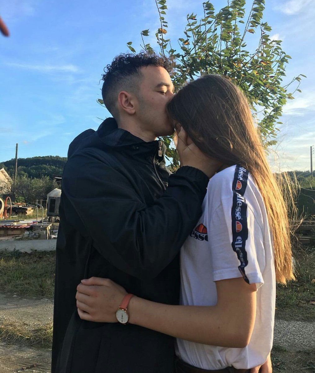 Dando un beso en la frente, image size:1015x1200