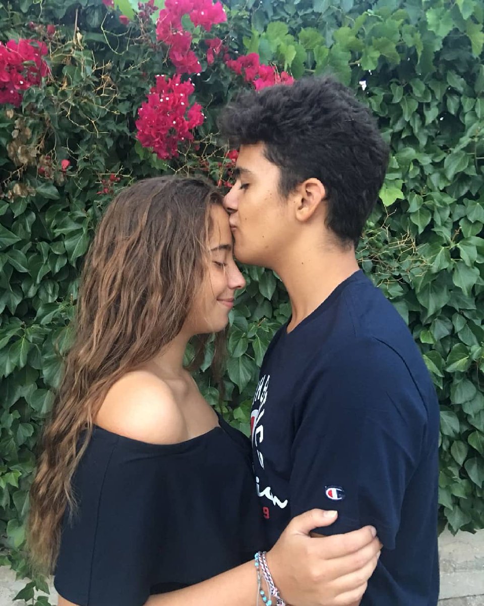 Dando un beso en la frente, image size:960x1200