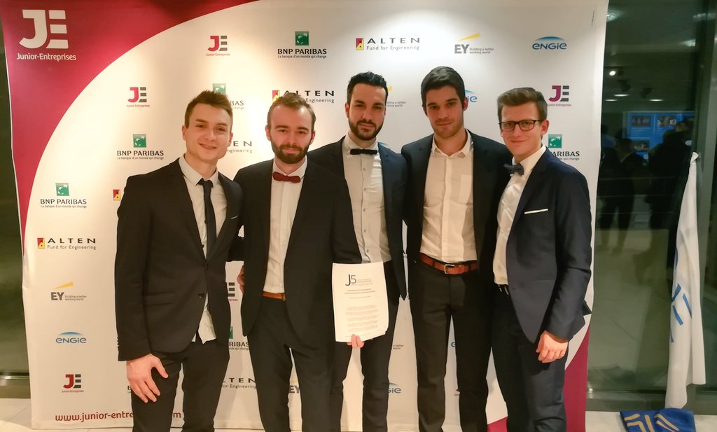 CNE_JE's tweet photo. Le #CNH18 a été l'occasion pour les 5 Junior-Entreprises Centraliennes de renouveler leur partenariat #J5
Un regroupement autour de valeurs communes permettant de promouvoir l'échange entre nos #JE et la proposition d'études nationales
#WeAreJE https://t.co/AAUI4tjSmF