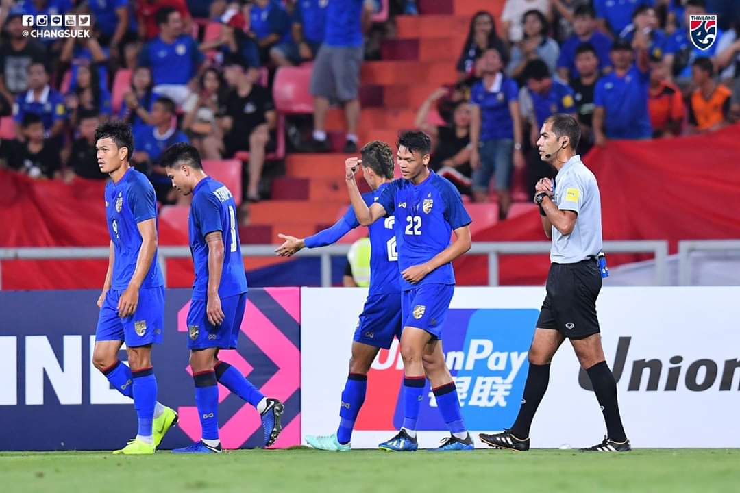 thai_susu's tweet photo. #AFFSuzukiCup 2018

FT ทีมชาติไทย 🇹🇭 3-0 🇸🇬 สิงค์โปร

ไทยคว้าแชมป์กลุ่ม ผ่านเข้ารอบรองชนะเลิศไปพบกับมาเลเซีย วันที่ 1 ธันวาคม นี้ โดยไทยจะไปเยือนก่อนที่บูกิจ จาลิล https://t.co/N0ra2zp0LH