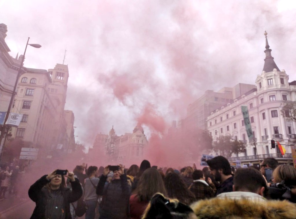 HypatiaPinto's tweet photo. Algunas de nuestras compañeras ha acudido a la manifestación de Madrid y nos mandan esta imagen. ¡Que viva la lucha de las mujeres!
#25N2018 
#25NFeminista 
💜 https://t.co/O0y2MMUHIx