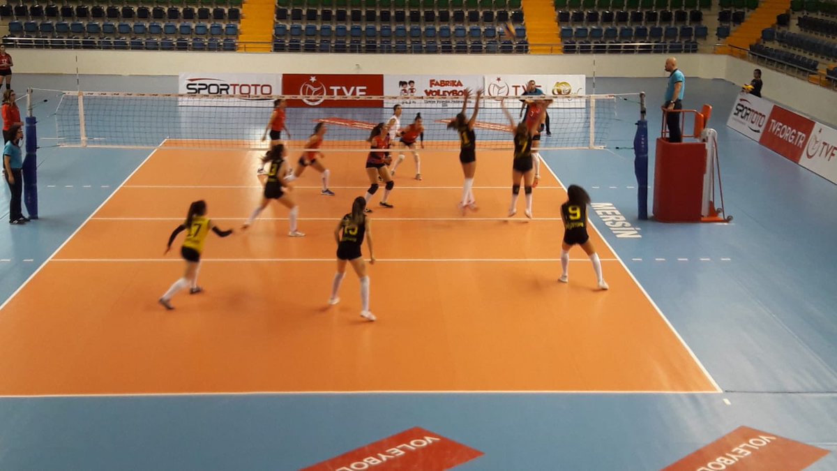 Toroslar 1000 Kişilik Spor Salonumuzda Türkiye Kadınlar #Voleybol 2. Lig mücadelesi.
#GüçlüTürkiyeİçin
#GSB
#SporKentiMersin <a href="/kasapoglu/">Dr. Mehmet Kasapoğlu</a> <a href="/hamzayerlikaya/">Hamza Yerlikaya 🇹🇷</a> <a href="/sinanaksu/">Sinan Aksu</a> <a href="/ihsanselimb/">İhsan Selim Baydaş</a> <a href="/mehbaykan/">Mehmet Baykan</a> <a href="/gencliksporbak/">Gençlik ve Spor Bakanlığı 🇹🇷</a> <a href="/GSBsporgm/">Spor Hizmetleri Genel Müdürlüğü</a> <a href="/SporHizmetleri/">GSB SporHizmetleri</a> @Mersin_GHSIM <a href="/TVForgtr/">Türkiye Voleybol Federasyonu</a>