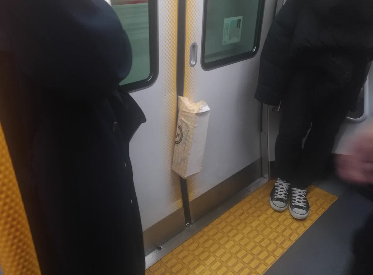 ドアに挟まれたシュークリームｗｗｗ何故？？ｗｗｗ