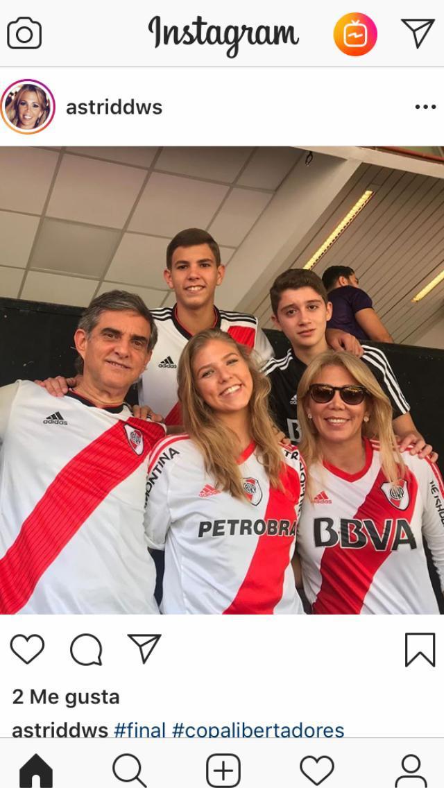 la12tuittera's tweet photo. Estamos en condiciones de afirmar que la señora de lentes es la hermana del Presidente de la @CONMEBOL @agdws que lucía ayer con FELICIDAD la camiseta de riBer en el estadio Videla

ESTAMOS SOLOS  

Que le entreguen la Copa a riBer https://t.co/5LYeOQqnAz