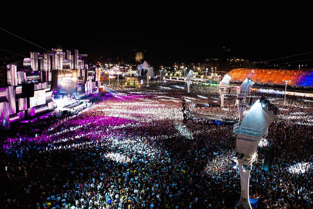 JelenaMKandic's tweet photo. Kako zaista izgleda kada se na jednom mestu okupi VIŠE STOTINA HILJADA LJUDI.✊
U pitanju su čuveni festivali:
#HardRockCalling
#DonningtonRockMonsters
#Coechella
&
#RockInRio.
🎸🎶🎹🎶🎷
Dakle, ovo što je novinarka #RTS-a izjavila u #NoviSad je #FakeNews.☝ https://t.co/fx2BJxGR4U