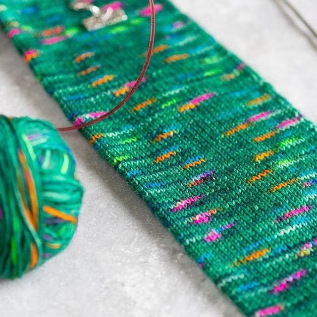 AUshopUK's tweet photo. Loving how it knits up! Tree Of Lights handdyed sock yarn by @pixieyarn 🎄🐑🎄 only 4 sock sets in our near Bristol shop. 💚 #pixieyarn #alterknituniverse 📸 @pixieyarn https://t.co/jF46Kg23gE https://t.co/NfEVvPdENk