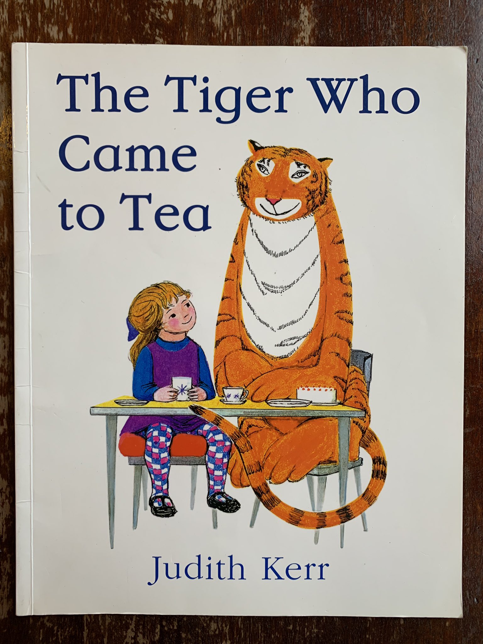 𝖸𝗈 𝖮𝗄𝖺𝖽𝖺 イギリス名作絵本 The Tiger Who Came To Tea 邦題 おちゃのじかんにきたとら ある日お茶の時間に突然トラがやってきて家の中の食べ物も飲み物も全部平らげてしまう お風呂も入れず夕食もないので外食する一家 次にトラが来た時の