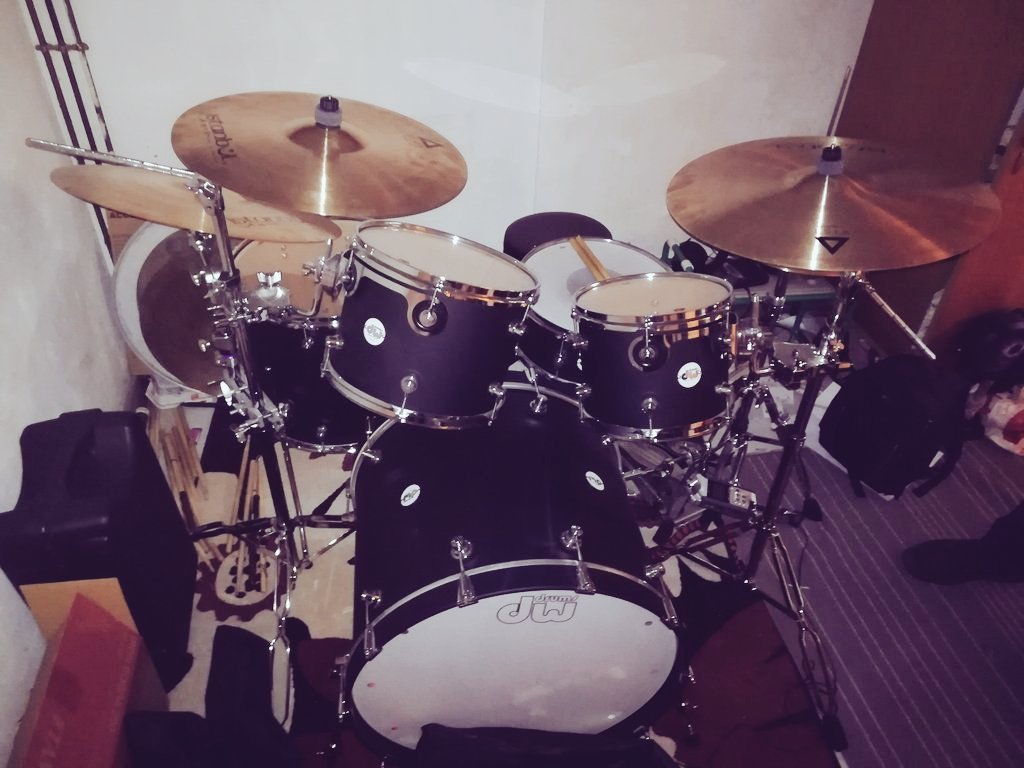 <a href="/Aynvasyon/">Ayn Vasyon</a> Batterie et guitare. GoPro pour la vidéo, un p'tit ampli Boss Katana 💯. On est là.