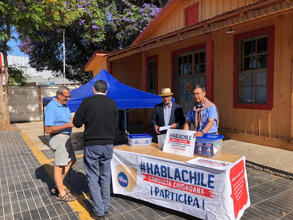 a_republicana's tweet photo. 🇨🇱Con gran participación, comenzamos el segundo día de #HablaChile 

📢 #YOVOTO Porque como ciudadano me interesa que las verdaderas urgencias sociales vuelvan a ser prioridad.

✔️ Acércate a votar a la mesa más cercana. 
https://t.co/mgLzYkEGD6 https://t.co/FCAS4bf3Lw