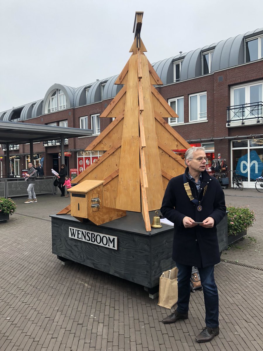 jong_femke's tweet photo. De #Wensboom is vanochtend geopend door voorzitter @RotaryBest @gem_Oirschot ; Doe een wens voor een ander uit Best of Oirschot #kerstgedachte https://t.co/wbw3f2WgNC