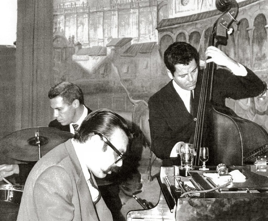 BlueSktches's tweet photo. Vince Guaraldi - Cast Your Fate to the Wind
https://t.co/BkCzfjiW11 …
via @bluesketches
Album: Jazz Impressions of Black Orpheus (1962)
Vince Guaraldi – piano
Monty Budwig – double bass
Colin Bailey – drums
#VinceGuaraldi #MontyBudwig #ColinBailey #… https://t.co/DcQwrdyMcM https://t.co/h4BbKDaD4q