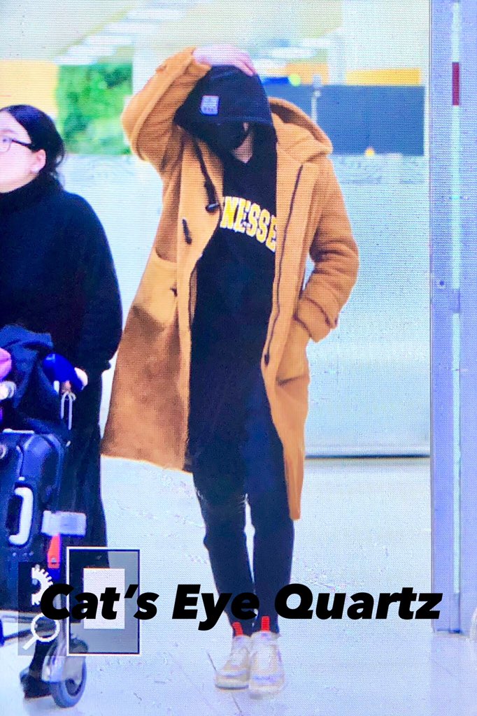 catseyequart2's tweet photo. 181125 무사 도착!! 조심히 가용👋🏻
#남주혁 #NAMJOOHYUK #南柱赫 #ナムジュヒョク https://t.co/63vEkTyYOD