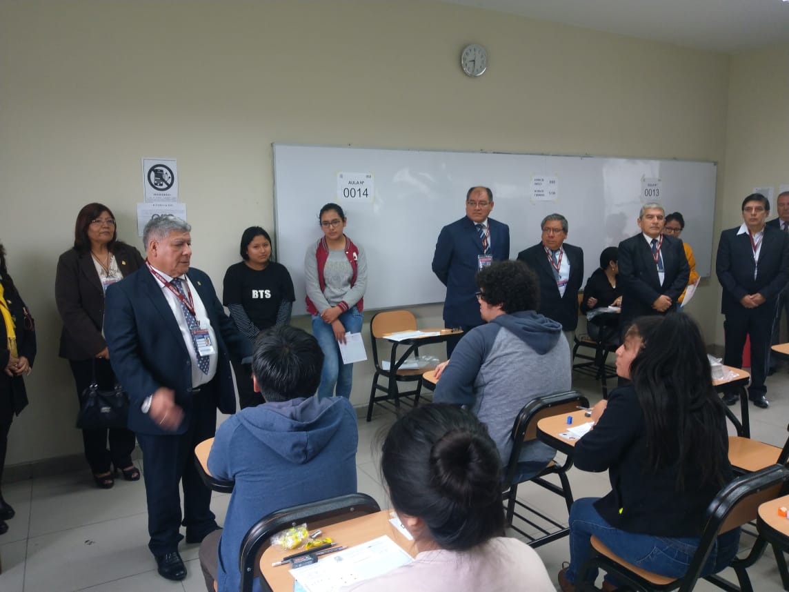 UNMSM_'s tweet photo. En minutos, alumnos del ciclo regular del @CEPRE_UNMSM rendirán el primer examen para alcanzar una vacante por ingreso directo al término del ciclo que concluye en marzo del 2019. Supervisan la prueba, el rector @Orestes_Cachay y los directores de la @UNMSMadmision y #CEPRE. https://t.co/m84wnHk9tE