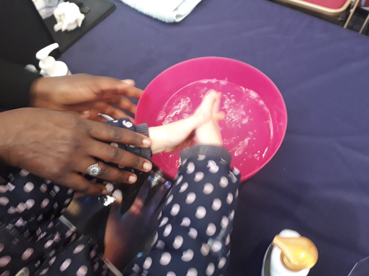 finnkaren13's tweet image. Wash and Glow! Come and visit our stand to learn the importance of proper hand washing in a fun and interactive way! #microbiology #gmit #galwayscience #believeinscience