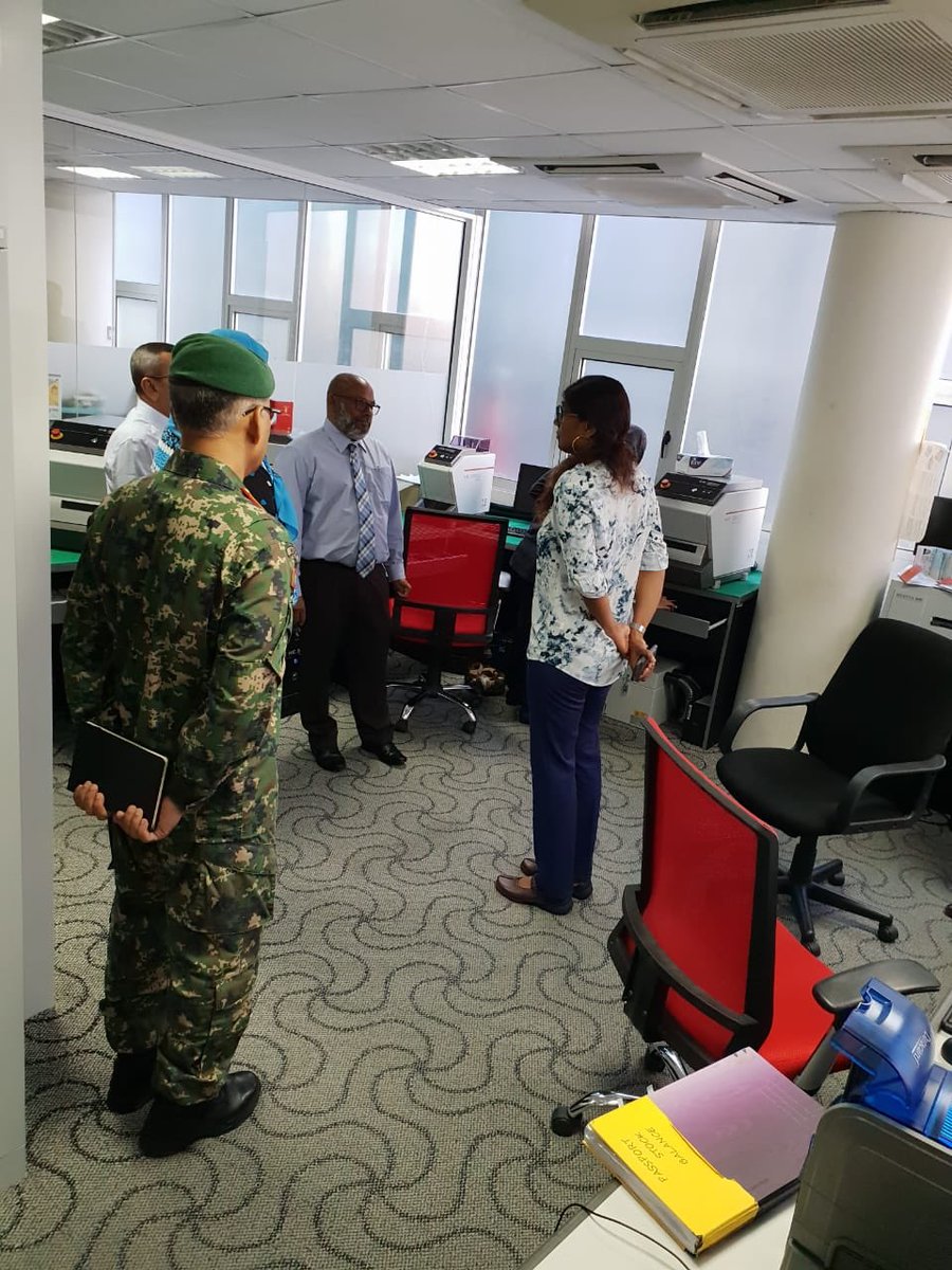 ImmigrationMV's tweet photo. Miadhu Defence Minister Hon. Maria Ahmed Didi immigration ge isbeyfulhunnaai miadhu badhalukuravumahfah passport khidhumai kuriah gendhaa goiyy ballavaa lavvaifi. https://t.co/ElU3NzvZ2Z