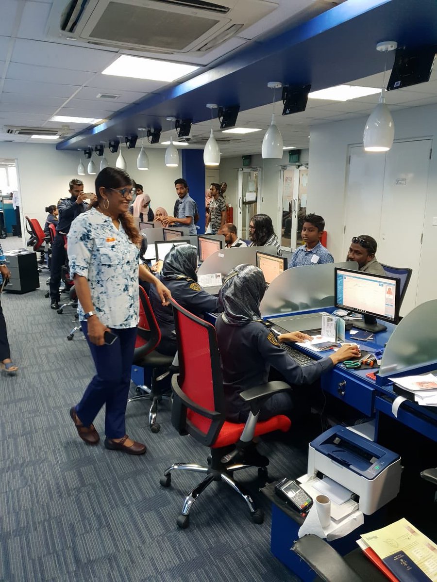 ImmigrationMV's tweet photo. Miadhu Defence Minister Hon. Maria Ahmed Didi immigration ge isbeyfulhunnaai miadhu badhalukuravumahfah passport khidhumai kuriah gendhaa goiyy ballavaa lavvaifi. https://t.co/ElU3NzvZ2Z