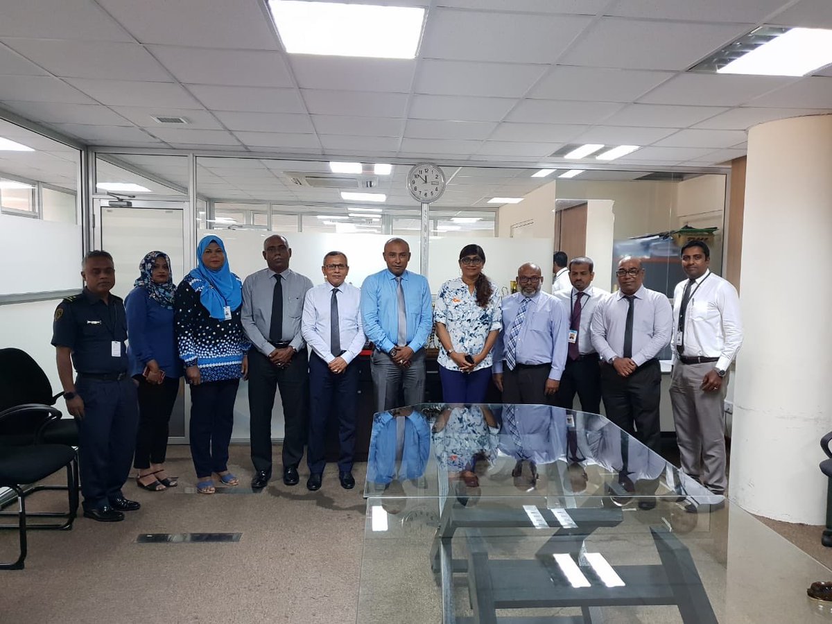 ImmigrationMV's tweet photo. Miadhu Defence Minister Hon. Maria Ahmed Didi immigration ge isbeyfulhunnaai miadhu badhalukuravumahfah passport khidhumai kuriah gendhaa goiyy ballavaa lavvaifi. https://t.co/ElU3NzvZ2Z