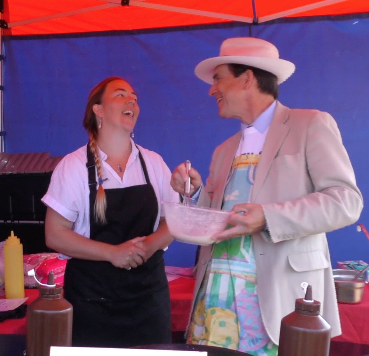ThunderHkProds's tweet photo. Such a curveball for Robert when it turns out he'd be making crepes instead of pancakes!
Catch up with the latest episode of ION: https://t.co/jBkbT0aisC
#inothernews #oxfordcrepes #crepes #abingdonfoodfestival #comedy #foodanddrink https://t.co/1VeFHt677V