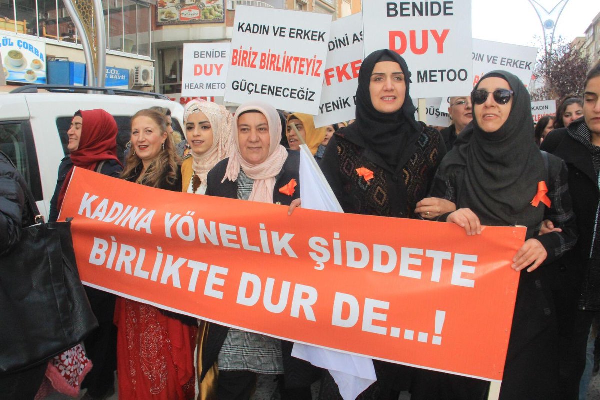 Akkadin_Hakkari's tweet photo. Ak Parti Hakkâri İl Kadın Kolları olarak 
25 Kasım Kadına Yönelik Şiddete Karşı Uluslararası Mücadele ve Dayanışma Günü dolayısıyla 81 İl ile eşzamanlı farkındalık yürüyüşümüzü gerçekleştirdik. #TuruncuÇizgimiz https://t.co/k9DHdxWdx2