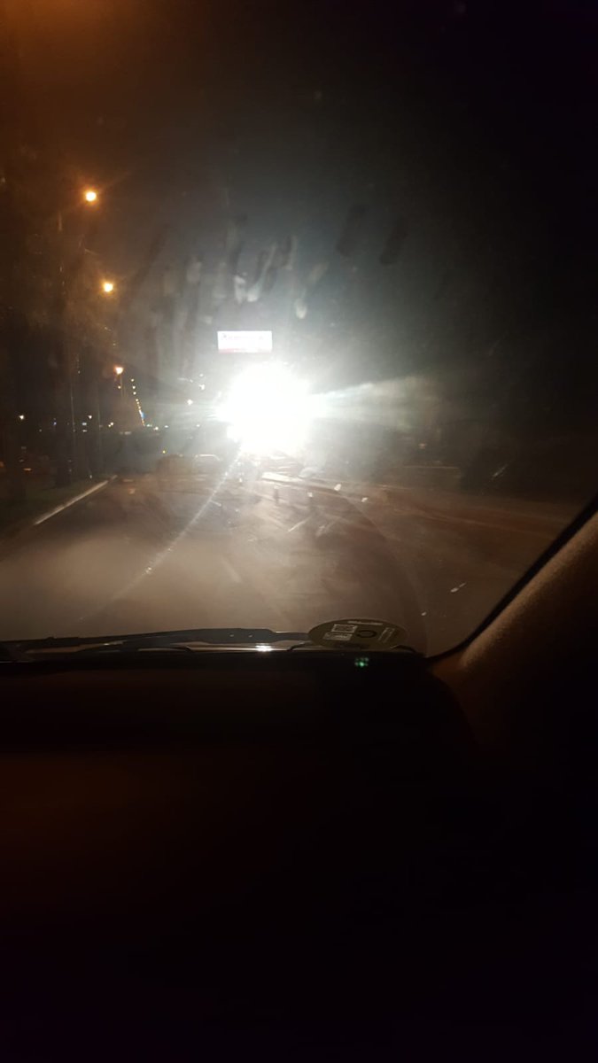 Danayfox79's tweet photo. En #viladecans ,tenemos las calles  a oscuras,y miedo d volver a casa caminando.Menos si sales d la estación de tren en coche.Entonces t encuentras conduciendo peligrosamente deslumbrada, con los focos d una obra en la rotonda del Edif Brasil. @ViladecansTweet podeis intervenir? https://t.co/KV4E1ml3xC