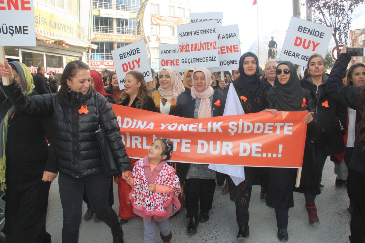 Akkadin_Hakkari's tweet photo. Ak Parti Hakkâri İl Kadın Kolları olarak 
25 Kasım Kadına Yönelik Şiddete Karşı Uluslararası Mücadele ve Dayanışma Günü dolayısıyla 81 İl ile eşzamanlı farkındalık yürüyüşümüzü gerçekleştirdik. #TuruncuÇizgimiz https://t.co/DqiC0YNyfG