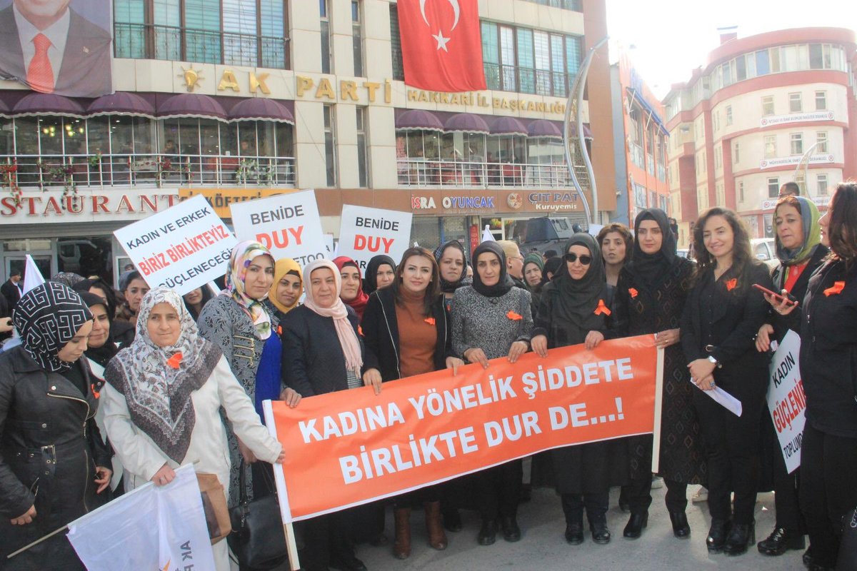 Akkadin_Hakkari's tweet photo. Ak Parti Hakkâri İl Kadın Kolları olarak 
25 Kasım Kadına Yönelik Şiddete Karşı Uluslararası Mücadele ve Dayanışma Günü dolayısıyla 81 İl ile eşzamanlı farkındalık yürüyüşümüzü gerçekleştirdik. #TuruncuÇizgimiz https://t.co/DqiC0YNyfG