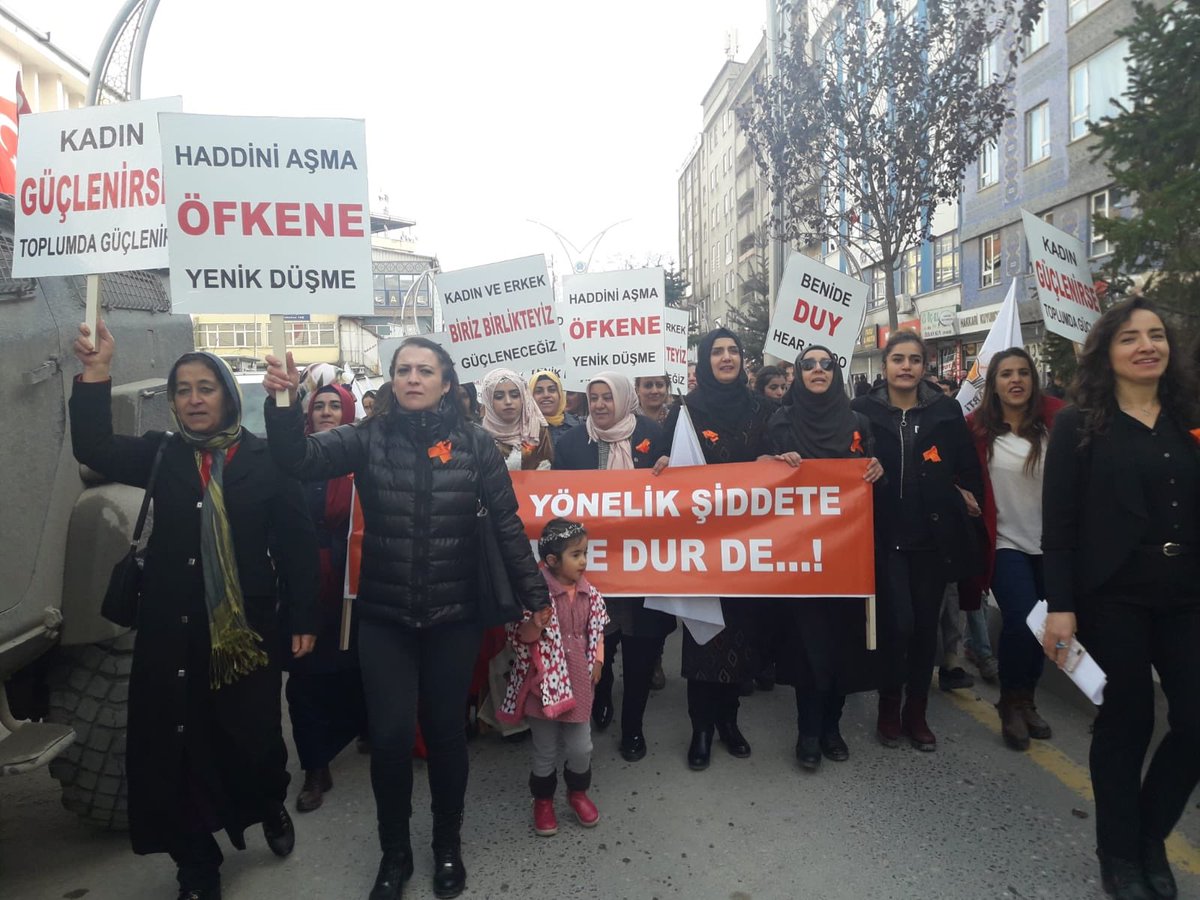 Akkadin_Hakkari's tweet photo. Ak Parti Hakkâri İl Kadın Kolları olarak 
25 Kasım Kadına Yönelik Şiddete Karşı Uluslararası Mücadele ve Dayanışma Günü dolayısıyla 81 İl ile eşzamanlı farkındalık yürüyüşümüzü gerçekleştirdik. #TuruncuÇizgimiz https://t.co/55wMqXpUIg