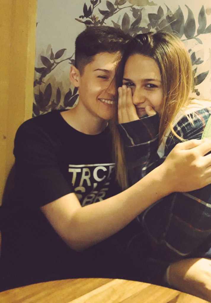 suarezdreamer's tweet photo. después de 10 meses de hablar sin parar ni un día, de ser mi amiga fiel a distancia, de no haberme dejado caer nunca, de pasar a ser la persona más importante de mi vida, POR FIN, nos conocimos y al fin ese día tan llegó. @MicaSuarez12 esto te lo debo a vos. te amo @meetsuarez <3 https://t.co/3wyyVFf97a