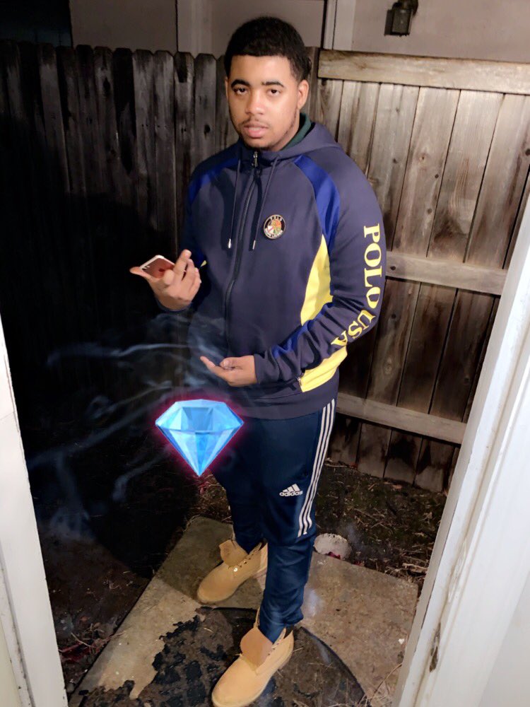 HellaGeekin's tweet photo. You in the car so you got second hand smoke 💥🚗But I’m the one who did that drill💥💥, so why tf you layin low🤔🤔#DerayHellaGeekin #DiamondsAreForever💎 #SSG #FreeJumpShot https://t.co/UWsK3H0OPU