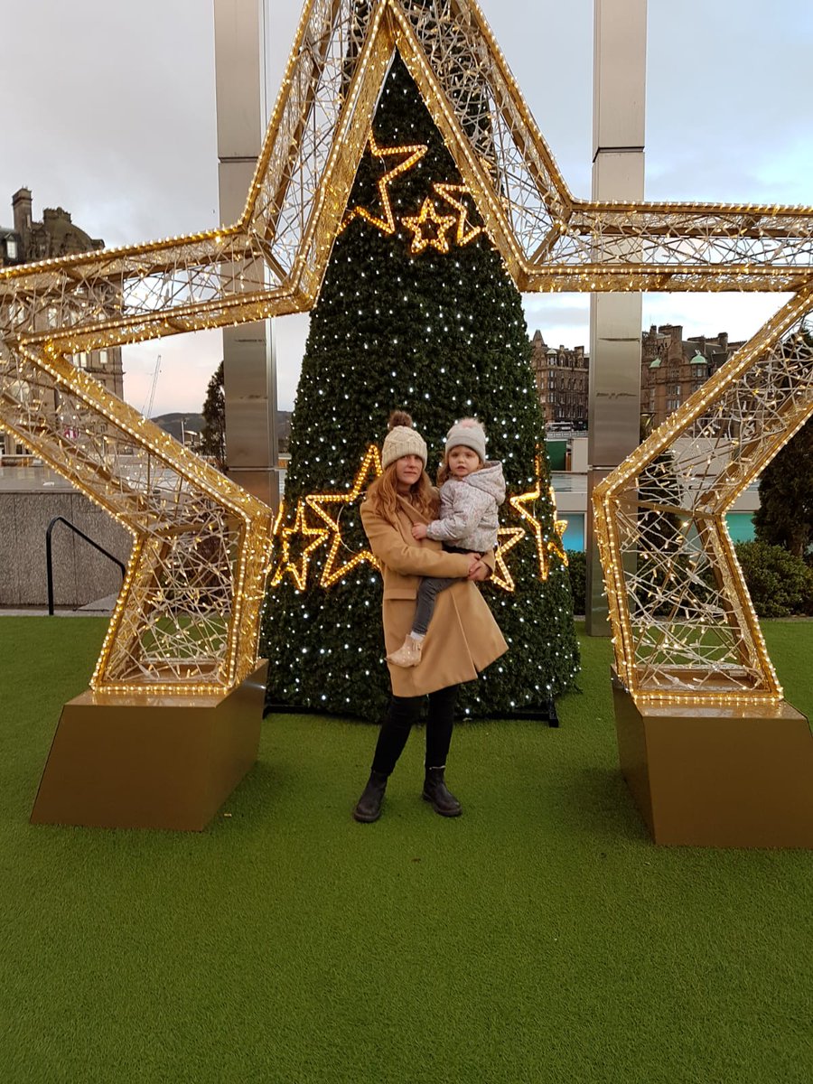 Lynnehazel's tweet photo. Back to my favourite city &amp; this time not for work! Recreated this photo 4 years apart. https://t.co/qtAMDoWDn4