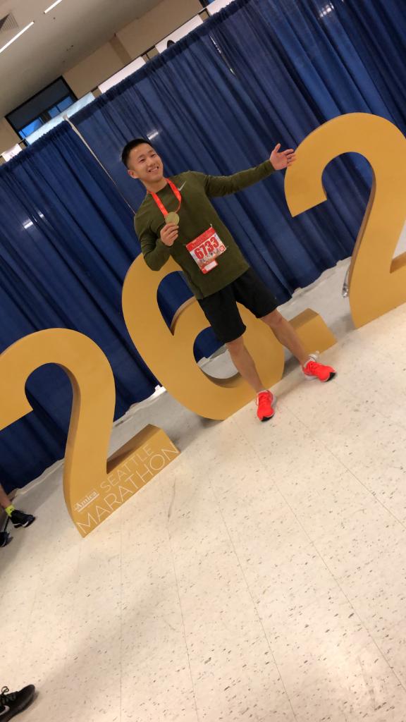 Amica's tweet photo. Talk about some fierce post-race poses from these @SeattleMarathon runners. #RunAmicaSeattle @SeattleMarathon #RunSEA18 https://t.co/MUJKRdRH4Z