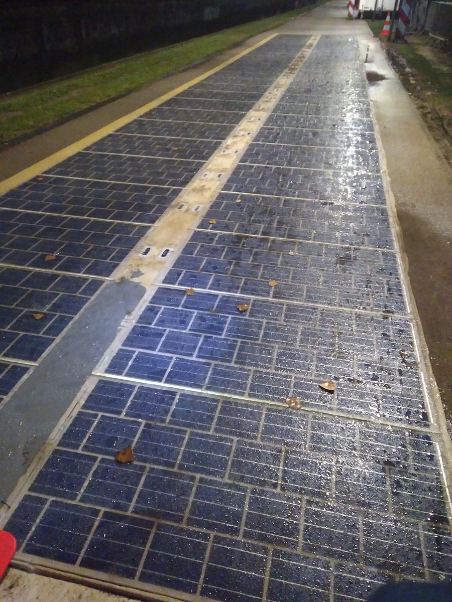 Jeff Pa Twitter Canal De L Ourcq Y A Des Panneaux Solaires Sur 20m Le Revetement Accroche De Ouf Ca Serait Bien Plus De Pistes Cyclables Avec Ce Genre De Chose Https T Co Lpbfdlcv2a