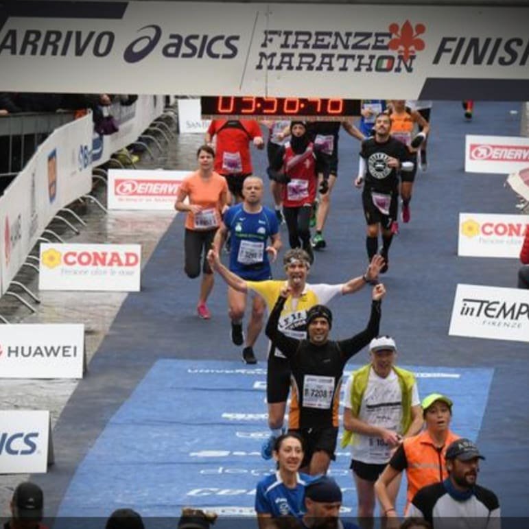 GianlucaGuasti's tweet photo. Indimenticabile giornata di Sport. FINISHER alla @FirenzeMarathon e grande vittoria in rimonta dell'@EmpoliCalcio!!! VOLERE E' POTERE !!! #BestTime #VolaresottolaMARATONA #computergross2018 #AvantiTutta https://t.co/18Z8ZnaeoU