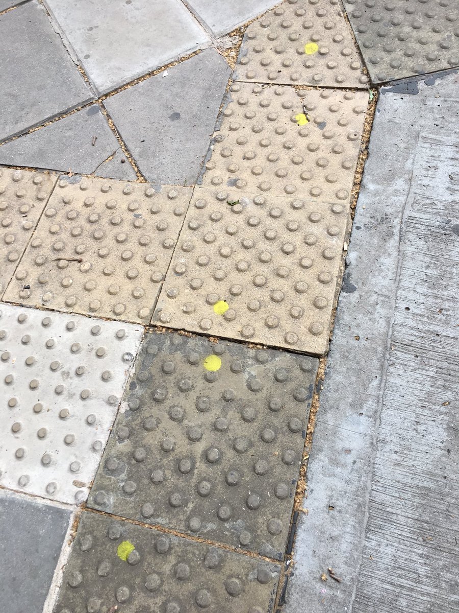 Apuntes_'s tweet photo. Las veredas rotas del barrio amanecieron marcadas para reparación. https://t.co/XTbxBOMuyk