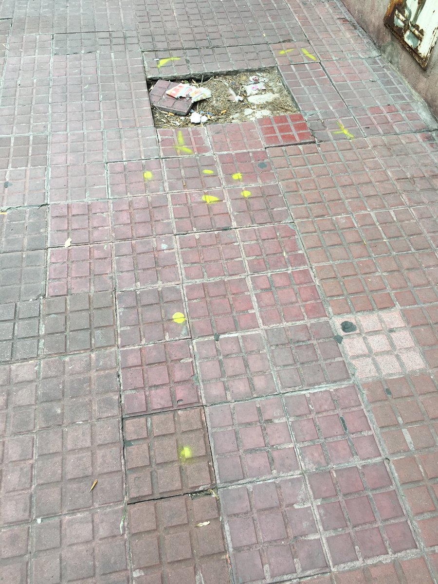 Apuntes_'s tweet photo. Las veredas rotas del barrio amanecieron marcadas para reparación. https://t.co/XTbxBOMuyk