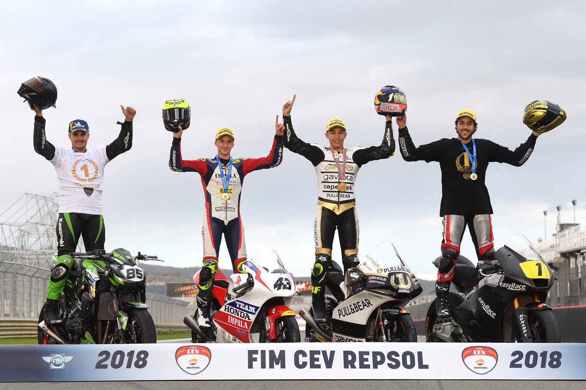 MartinoMoto's tweet photo. El #FIMCEVRepsol2018 es ya historia, Viva el 2019. La foto de los campeones. Abian Santana Copa Kawa, @XaviArtigas43 ETC, @23RaulFernandez Moto3 y @JeskoRaffin Moto2. (📸@CEVMotorcycle) https://t.co/plnhuCovGA